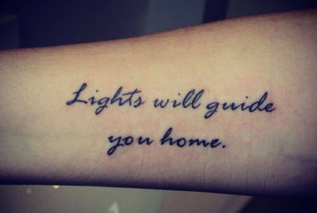 hình xăm chữ lights will guide you home (ánh sáng sẽ dẫn bạn về nhà)
