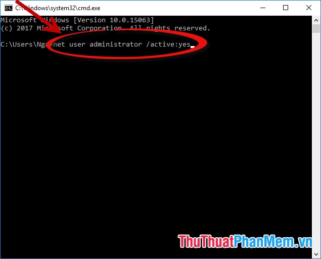 Cửa sổ cmd xuất hiện nhập lệnh net user administrator /active:yes