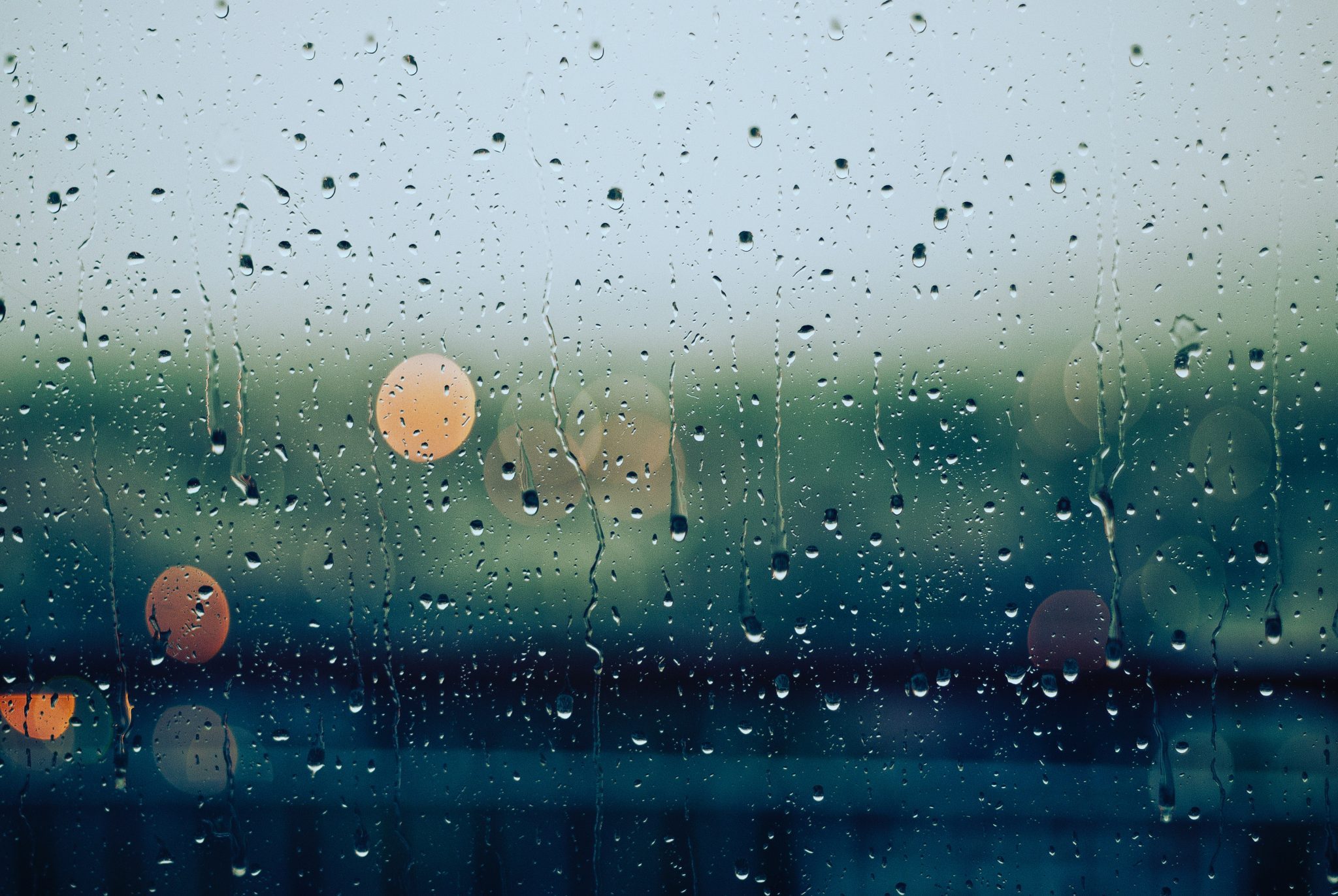 hình nền mưa qua khung cửa kính đẹp