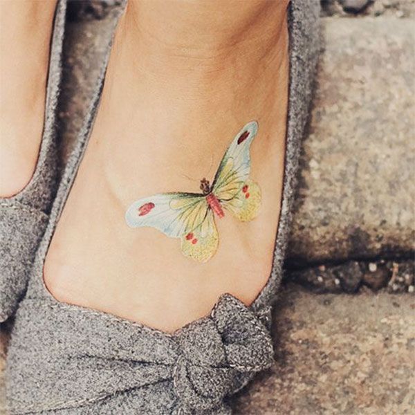 hình xăm con bướm trên bàn chân