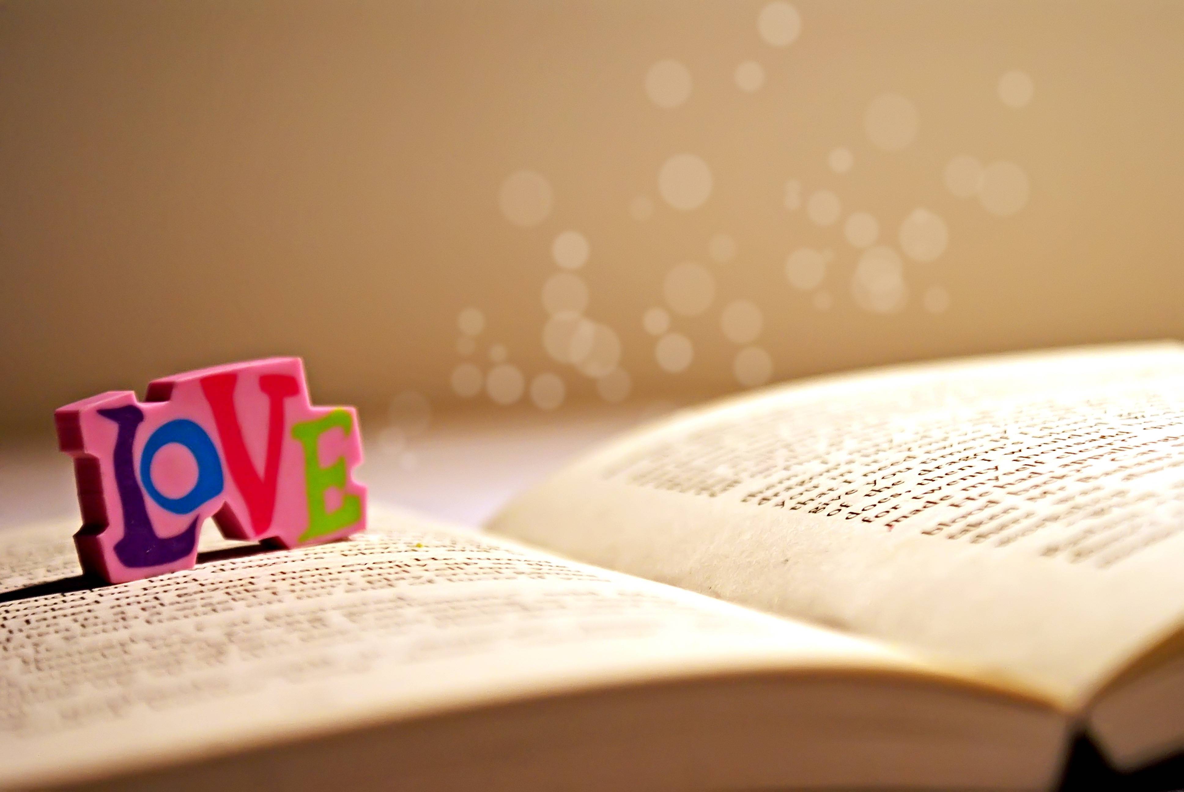 Hình nền máy tính chữ Love trên trang sách đẹp