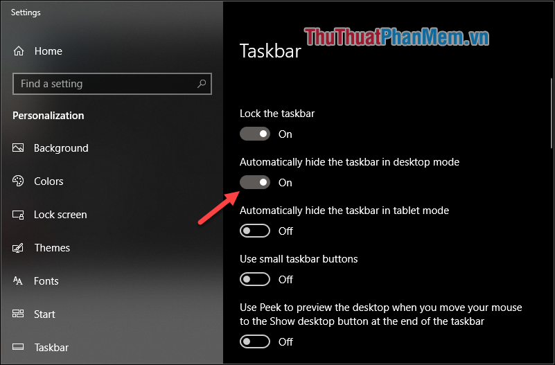 Tìm dòng Automatically hide the taskbar in desktop mode và bật sang On