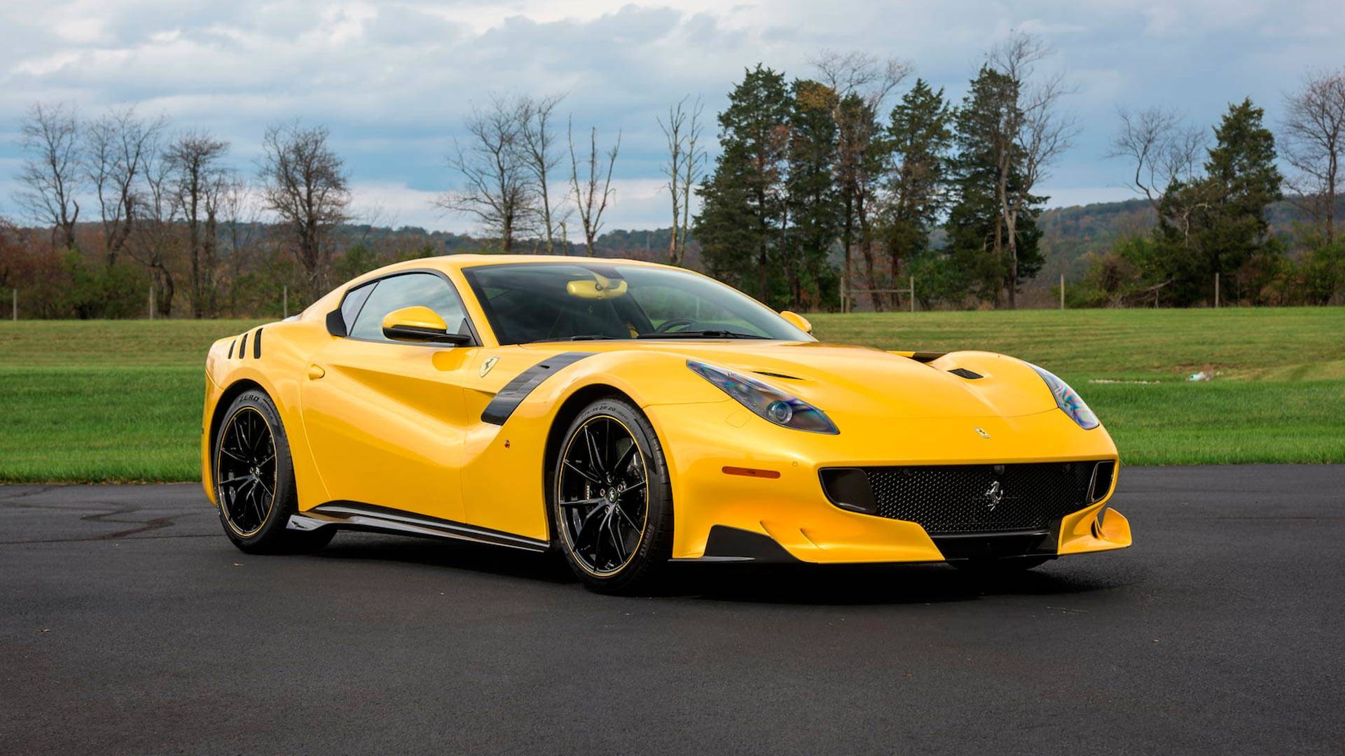 Hình nền siêu xe Ferrari màu vàng cực đẹp