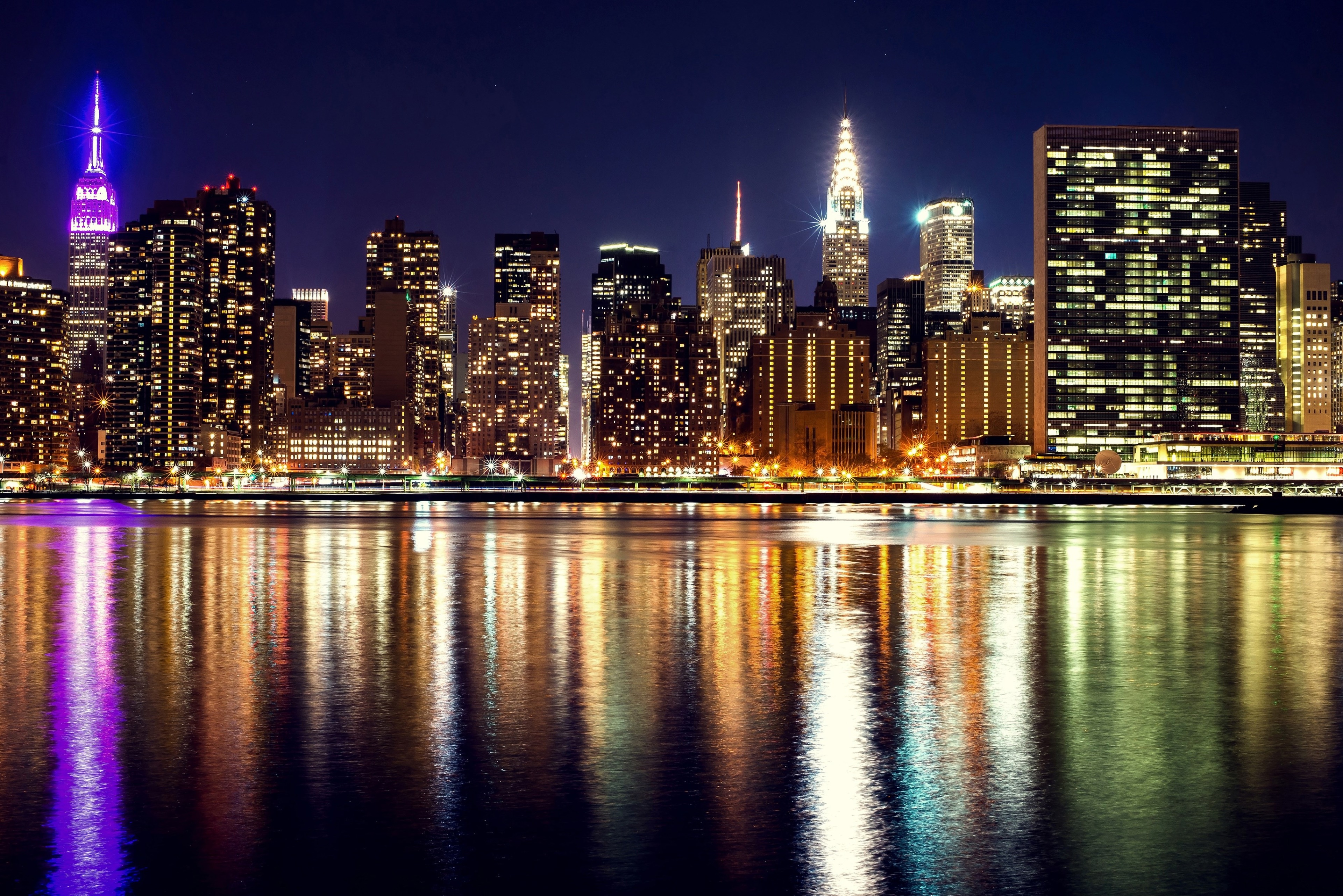Hình nền Laptop 4K thành phố về đêm sáng lấp lánh trên mặt hồ đẹp