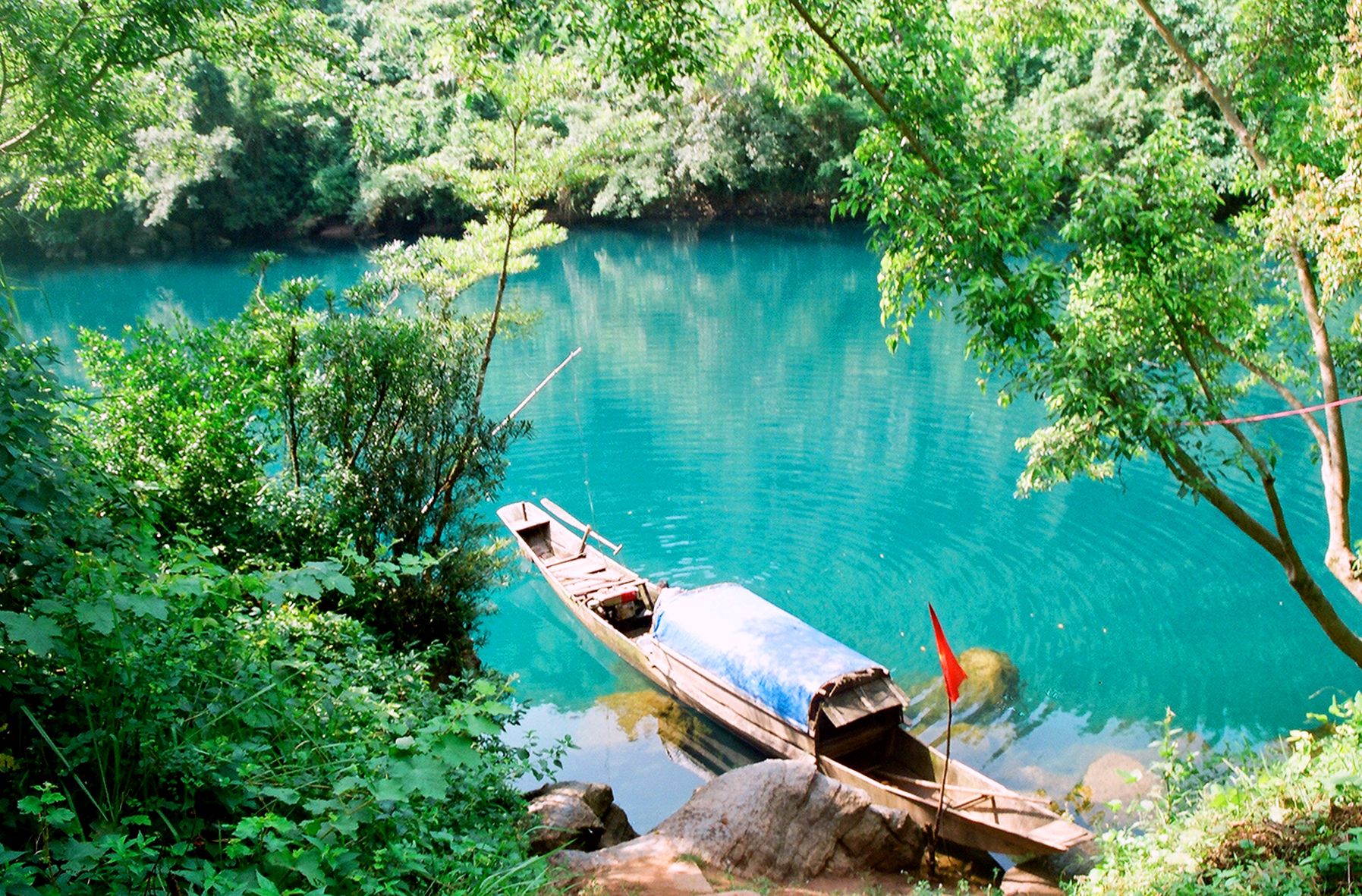 Hình nền Laptop chiếc thuyền nhỏ trên hồ nước trong xanh đẹp