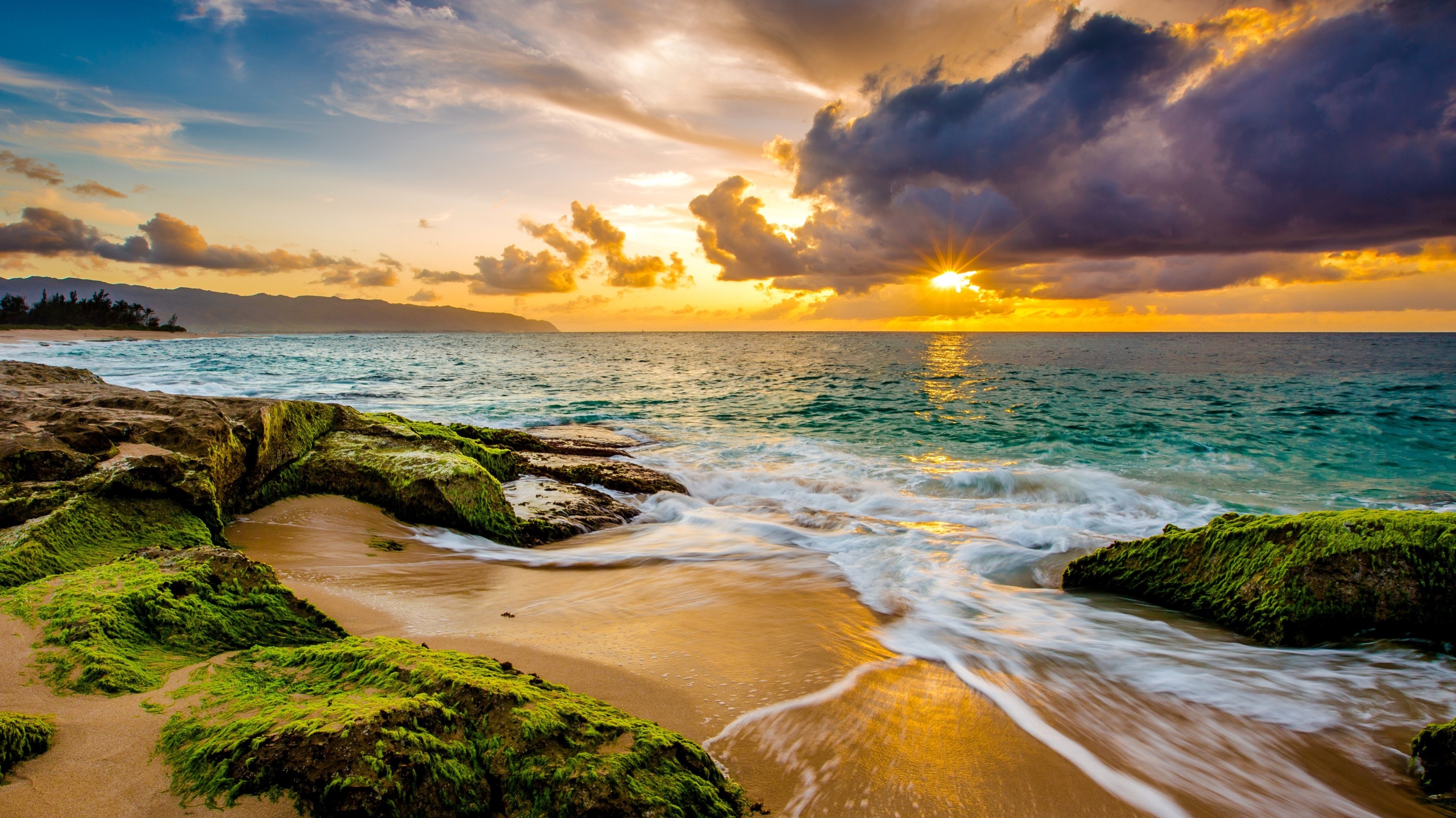 Hình nền bãi biển 4k mang lại cho bạn cảm giác như đang đứng trước một cảnh tượng hoàn hảo nhất của thiên nhiên. Những bức ảnh này sẽ khiến cho bạn cảm thấy những giây phút yên bình và thư thái khi chiêm ngưỡng vẻ đẹp của bãi biển hoang sơ, nơi mà sóng vỗ bờ, cát trắng và nắng vàng tạo nên một bức tranh đẹp như mơ.
