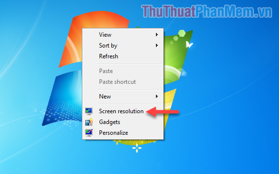 Chuột phải lên màn hình Desktop sau đó chọn Screen resolution